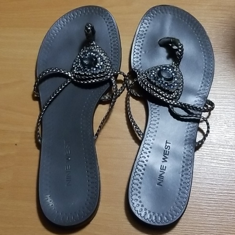 Nine West sandal/flip flops